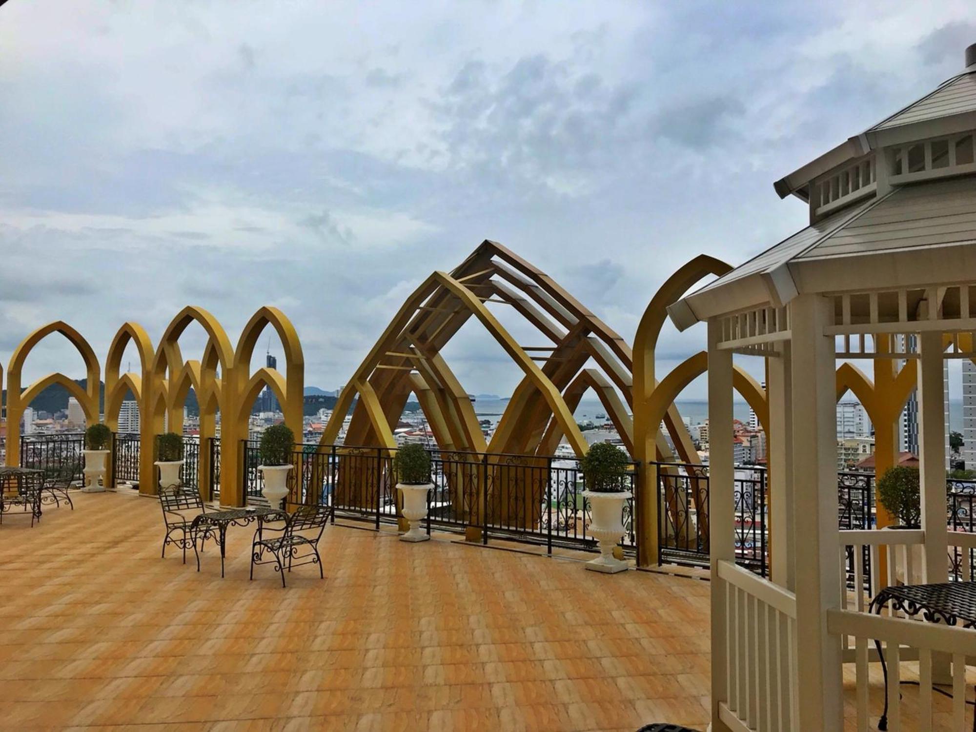 Lk President Hotel Pattaya Bagian luar foto