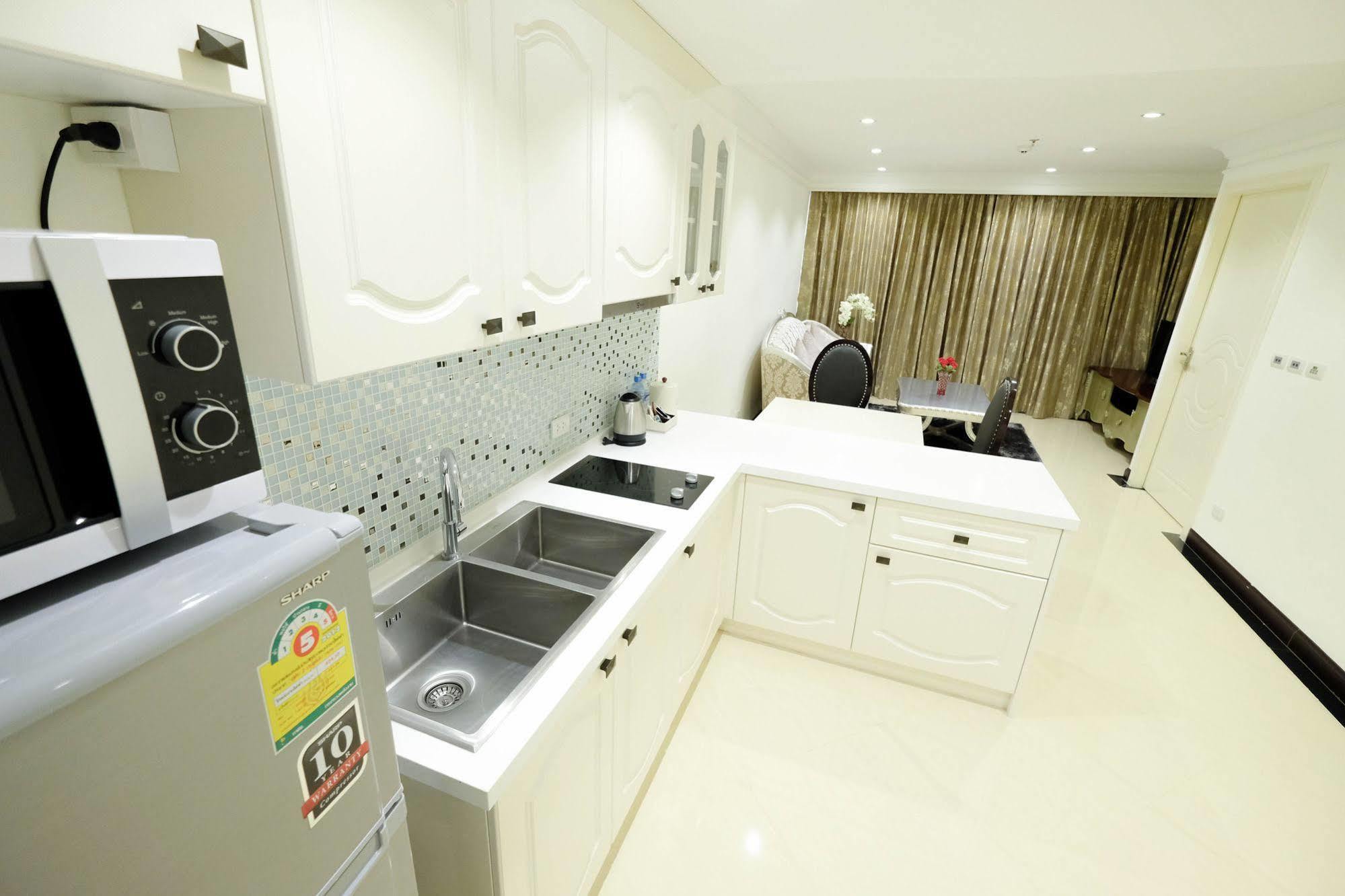 Lk President Hotel Pattaya Bagian luar foto